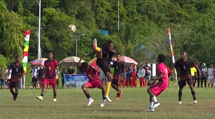 SMA YPPK St. Arnoldus Jansen Raih Tropi Juara Sepakbola Porseni 2026 Teluk Bintuni