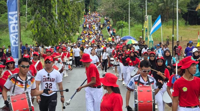 Atribut Piala Dunia ke-23 Semarakkan Jalan Sehat HUT ke-23 Kabupaten Teluk Bintuni