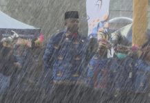 Hujan Deras Guyur Puncak Perayaan HUT ke 23 Teluk Bintuni, Bupati Anisto: Ini Berkah Tuhan