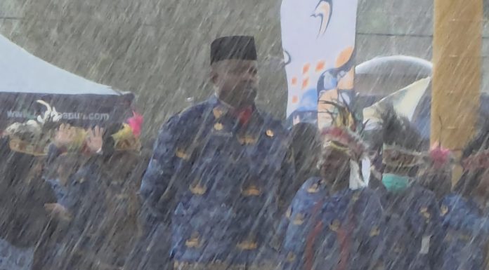 Hujan Deras Guyur Puncak Perayaan HUT ke 23 Teluk Bintuni, Bupati Anisto: Ini Berkah Tuhan