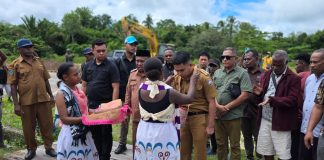 Setelah 6 Bulan Vakum, Wabup Joko Lingara Antar Kepala Distrik Fafurwar ke Tempat Tugas