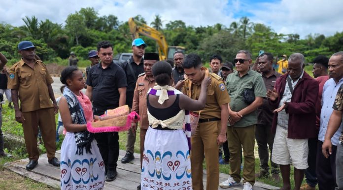 Setelah 6 Bulan Vakum, Wabup Joko Lingara Antar Kepala Distrik Fafurwar ke Tempat Tugas
