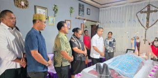 Mantan Ketua DPRK Teluk Bintuni Meninggal Dunia, Bupati Anisto Ajak Pimpinan OPD Melayat