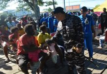 Dankodaeral XI Laksda TNI Joko Andriyanto Tinjau Langsung Bakti Kesehatan TNI AL untuk Suku Asmat di Merauke