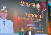 Bupati Yohanis Manibuy Terima Penghargaan Pemimpin Daerah Terbaik IPSEA 2026