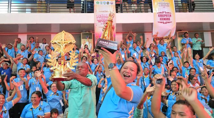 Harapan Wabup Joko Lingara dan Istri Terpenuhi, Piala Bergilir Pesparani Tinggal di Teluk Bintuni
