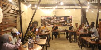 Ngopi Bareng Wartawan, Kapolres Teluk Bintuni Tegaskan Peran Media Sebagai Mitra Strategis Polisi