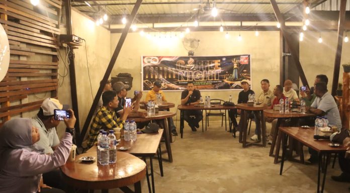 Ngopi Bareng Wartawan, Kapolres Teluk Bintuni Tegaskan Peran Media Sebagai Mitra Strategis Polisi