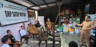 Hanya Dapat 6 Siswa Baru, SMP SATAP Moyeba Teluk Bintuni Lakukan MPLS di Kelas Darurat