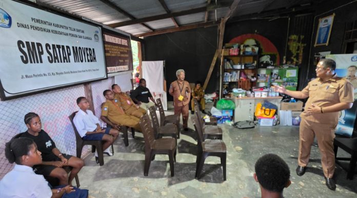 Hanya Dapat 6 Siswa Baru, SMP SATAP Moyeba Teluk Bintuni Lakukan MPLS di Kelas Darurat