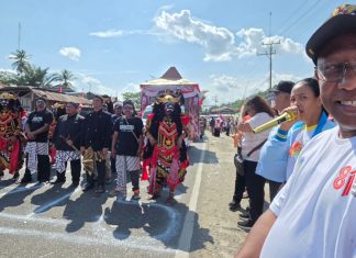 Dipimpin Ketua Wagiman, Penampilan Karnaval Pakuwojo Menghibur Masyarakat Bintuni