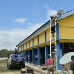 Membuka Akses Komunikasi di Pedalaman Moskona, Dinas Kominfo Teluk Bintuni Bagikan Starlink ke Sekolah dan Puskesmas