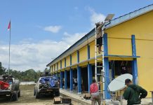 Membuka Akses Komunikasi di Pedalaman Moskona, Dinas Kominfo Teluk Bintuni Bagikan Starlink ke Sekolah dan Puskesmas