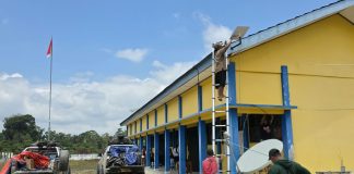 Membuka Akses Komunikasi di Pedalaman Moskona, Dinas Kominfo Teluk Bintuni Bagikan Starlink ke Sekolah dan Puskesmas