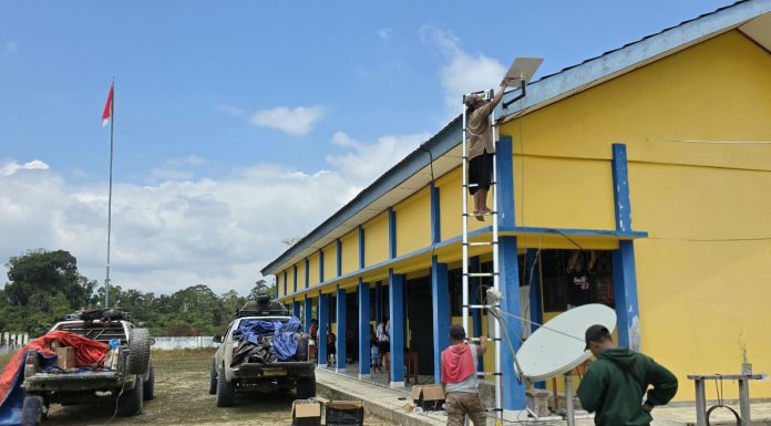 Membuka Akses Komunikasi di Pedalaman Moskona, Dinas Kominfo Teluk Bintuni Bagikan Starlink ke Sekolah dan Puskesmas