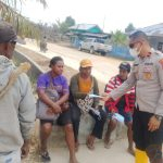 Antisipasi Dampak Asap dan Debu Karhutla, Kapolsek Babo Bagikan Masker ke Warga Sumuri