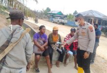 Antisipasi Dampak Asap dan Debu Karhutla, Kapolsek Babo Bagikan Masker ke Warga Sumuri
