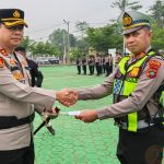 Kasat Lantas Berprestasi di Korlantas Polri, Kapolres Teluk Bintuni Beri Penghargaan 26 Personil