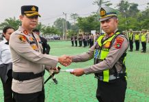 Kasat Lantas Berprestasi di Korlantas Polri, Kapolres Teluk Bintuni Beri Penghargaan 26 Personil