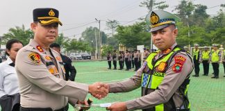 Kasat Lantas Berprestasi di Korlantas Polri, Kapolres Teluk Bintuni Beri Penghargaan 26 Personil