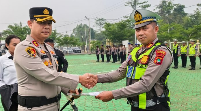 Kasat Lantas Berprestasi di Korlantas Polri, Kapolres Teluk Bintuni Beri Penghargaan 26 Personil