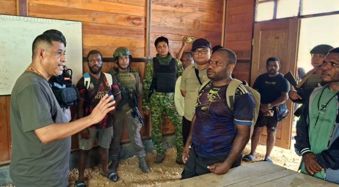 Persiapan Pemulangan Pengungsi Moskona, Bupati Anisto Akan Rehab Rumah Penduduk dan Fasilitas Kampung